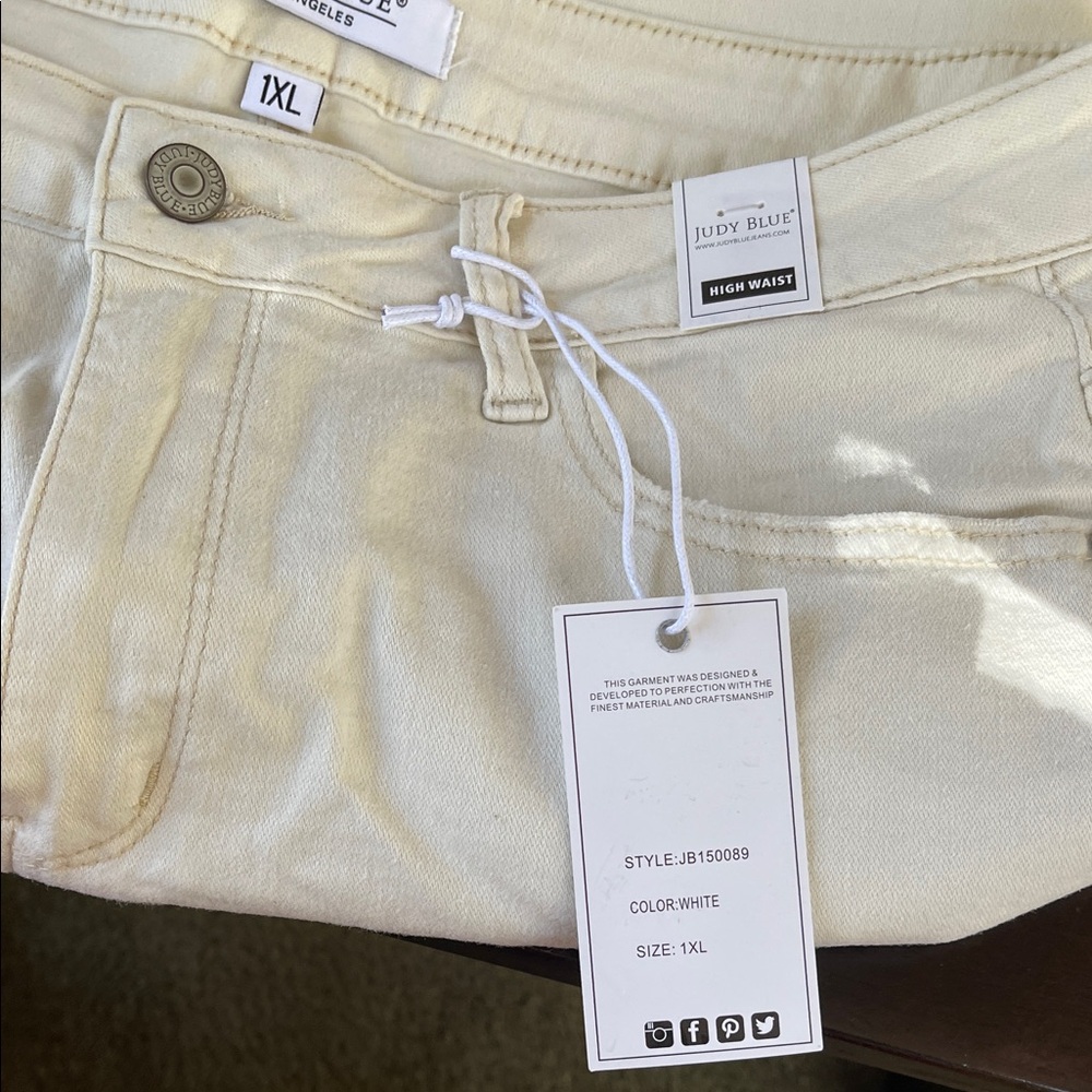 Judy Blue Women's Off-White Jean Shorts NWT - Picture 5 of 9